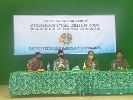 SERTIFIKAT PROGRAM PTSL 2020 DESA WIDORO DISERAHKAN KEPADA MASYARAKAT